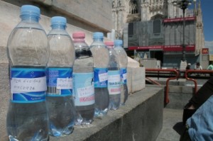 Bottiglie d\'acqua per Eluana in Piazza Duomo a Milano